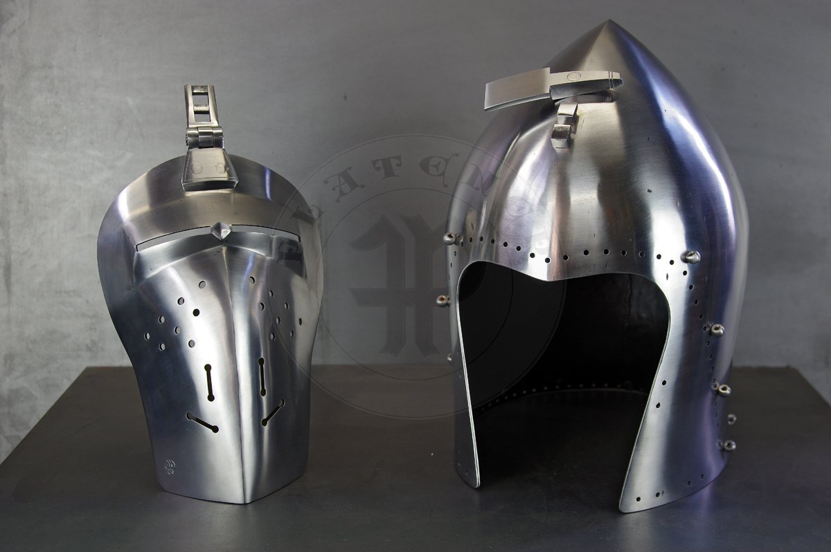Klappvisier bascinet with keyhole visor, c. 1390-1410. Source: bascinet Wallace Collection A74, London; visor Museo Stibbert, Florence. Skull raised from two halves of 2 mm high quality mild steel, heat hardened and tempered up to 34 HRC. Visor raised from 2 mm medium carbon steel and hardened and tempered up to 42 HRC. Visor hinge made of medium carbon steel. Visor is removable. Weight 3,320 kg. /Klappvisier wzorowany na hemie z Wallace Collection A74 oraz zasonie z Museo Stibbert, datowany na 1380-1410. Dzwon wykuty z dwch powek 2 mm wysokiej jakoci stali niskowglowej, hartowany i odpuszczany do 34 HRC. Zasona wykuta z 2 mm stali redniowglowej, hartowana i odpuszczana do 42 HRC. Zawias zasony wykonany ze stali redniowglowej. Zasona jest zdejmowana. Waga 3,320 kg.